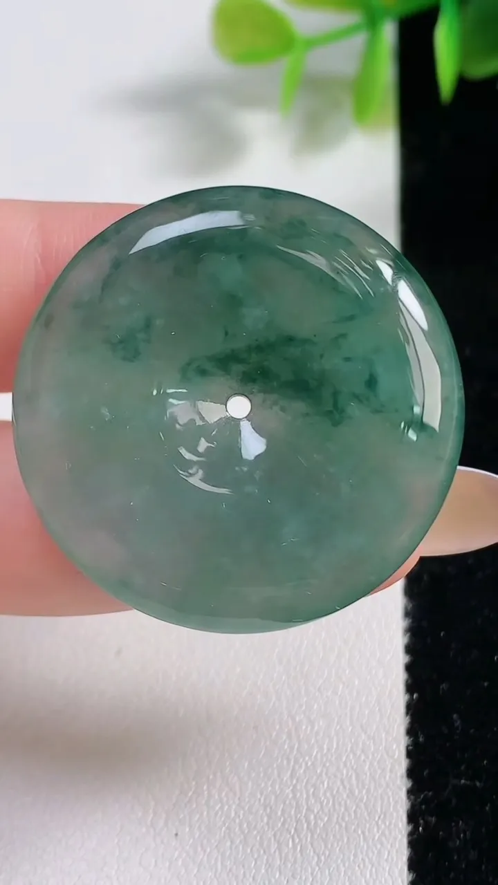 天然A货翡翠冰种飘花平安扣吊坠，尺寸34.5-6.3，重量:15.17g
11月10日