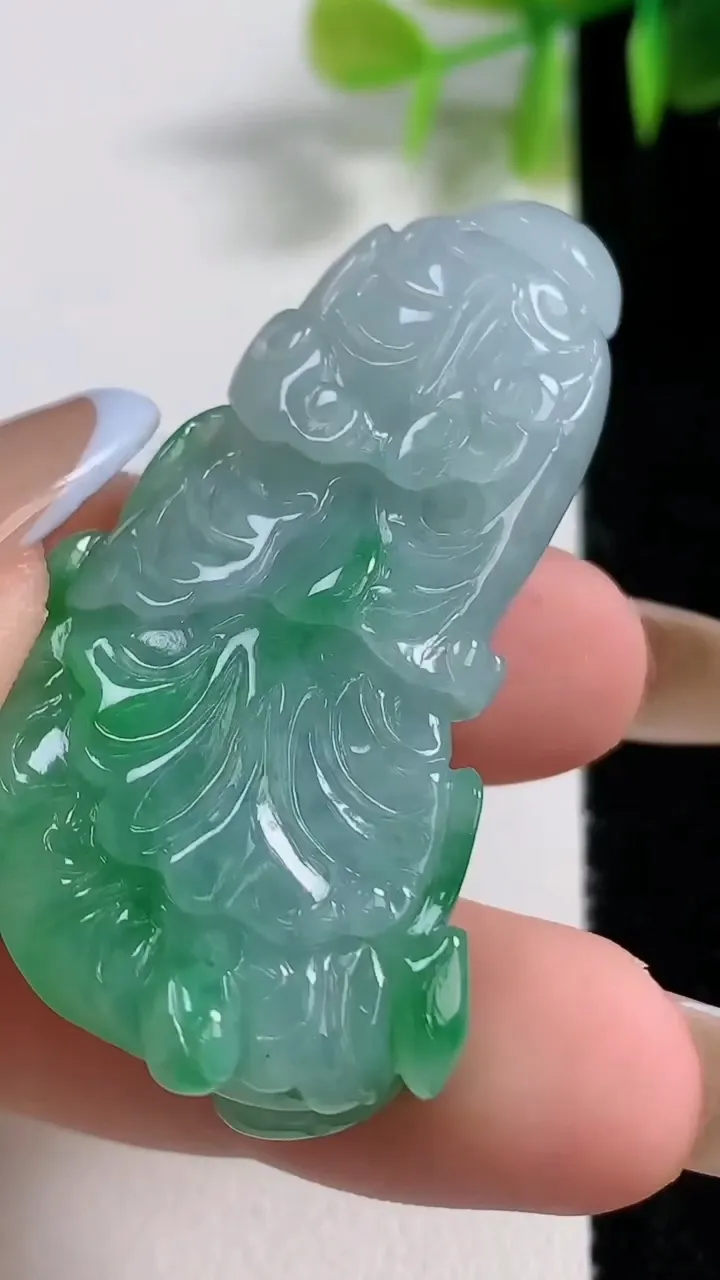 天然A货翡翠白菜吊坠，尺寸48.8-25.5-12，重量:21.17g
11月10日