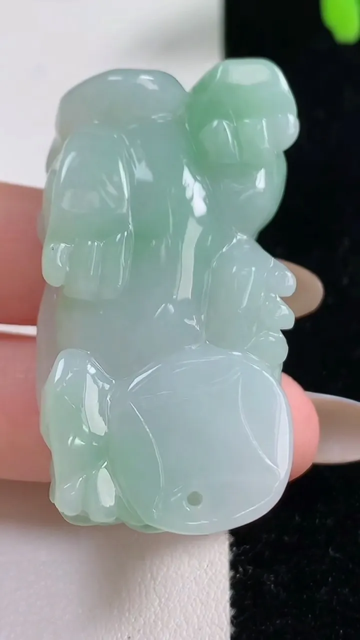 天然A货翡翠霸王貔貅吊坠，尺寸46.6-25-12，重量:35.81g
11月10日