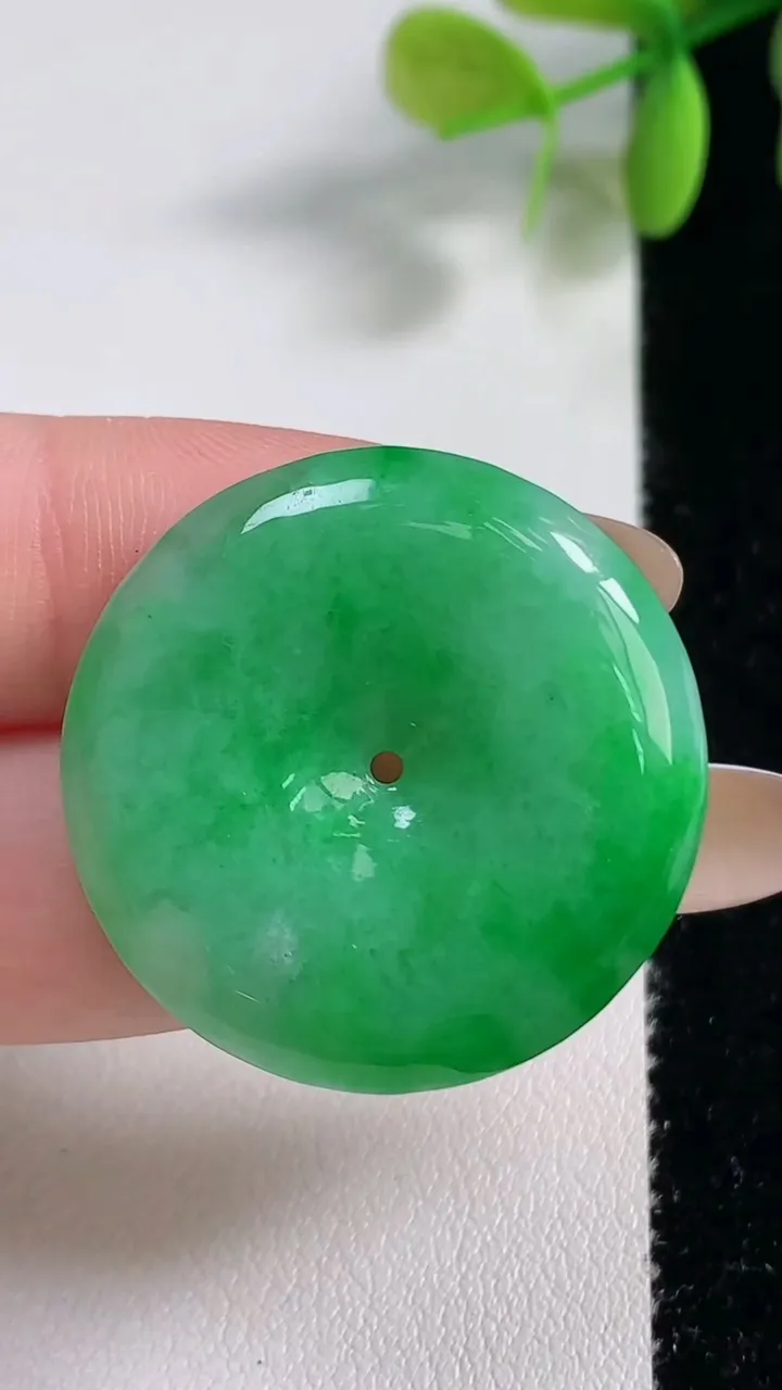 天然A货翡翠平安扣吊坠，尺寸29.8-5，重量:10.00g
11月10日