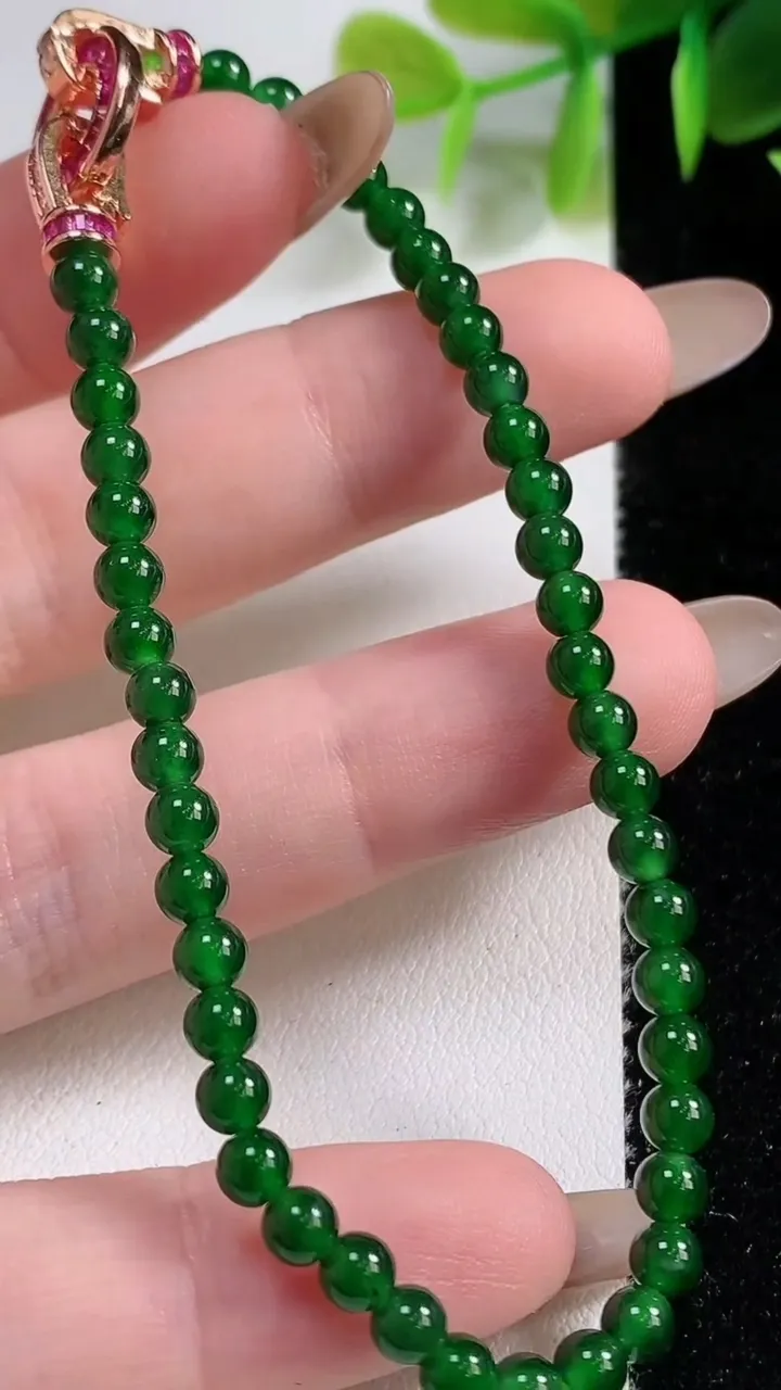 天然A货翡翠小米圆珠手串45颗，尺寸4，重量:6.57g11月10日
工厂直销收藏佳品,种好水足，色泽均匀，有种有色，上手高大气！