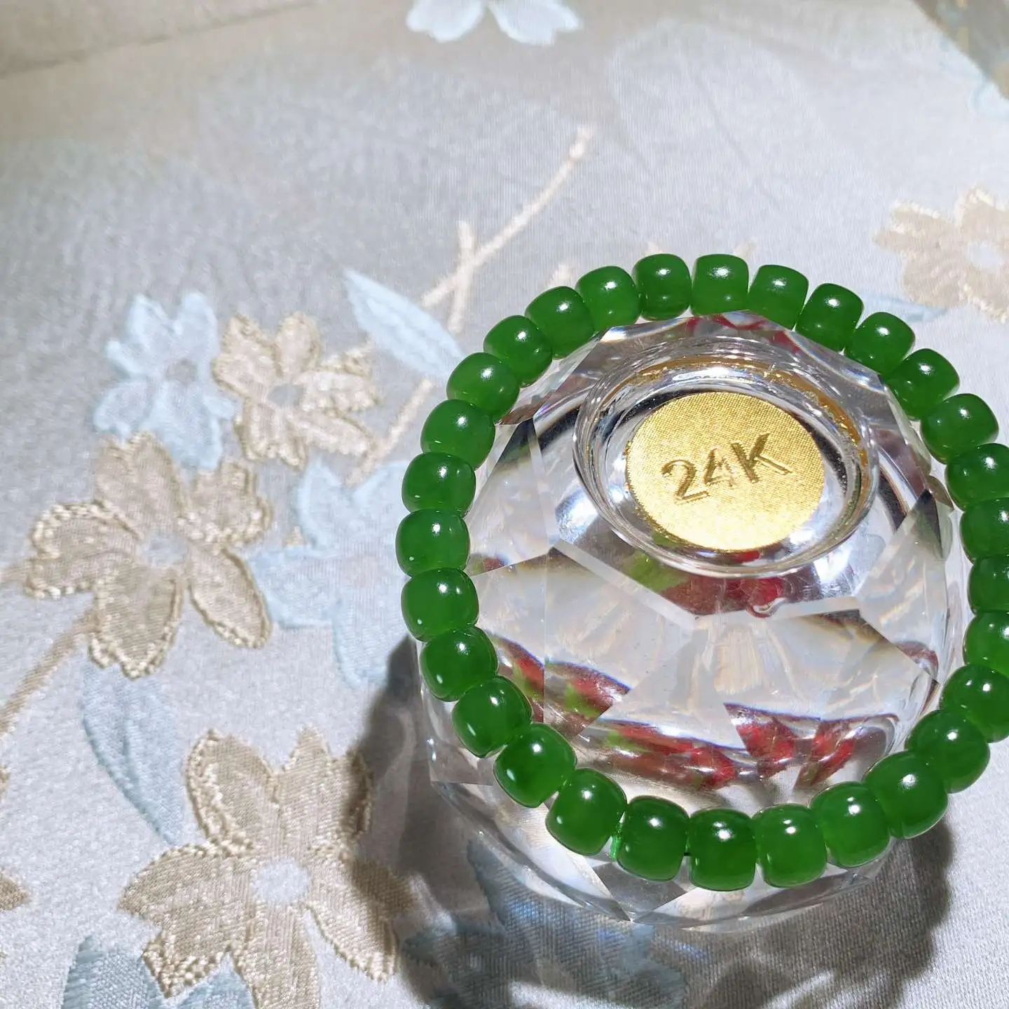 和田玉鲜阳绿俄罗斯碧玉老型珠手串 单颗尺寸6/8重16.5克。玉质细腻油润。手推出油。佩戴高端典雅。lt251107