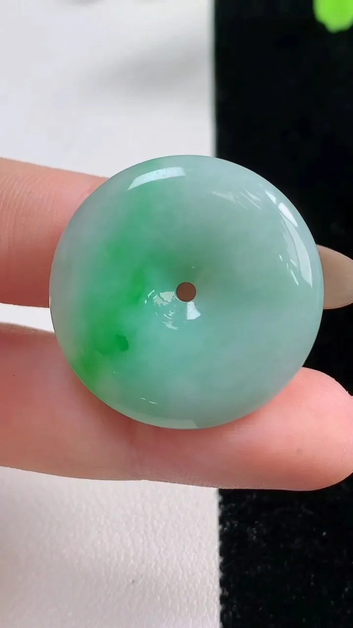 天然A货翡翠平安扣吊坠，尺寸28.4-5.4，重量:9.28g
11月10日