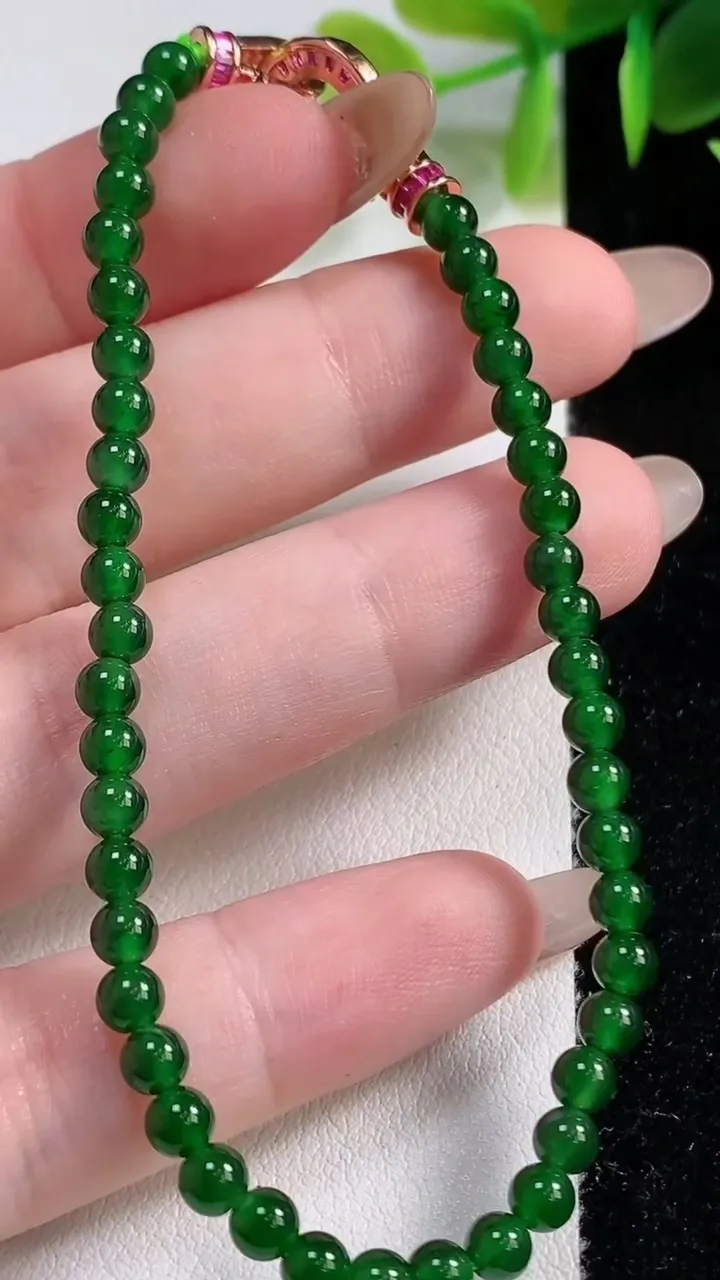 天然A货翡翠小米圆珠手串45颗，尺寸4，重量:6.57g11月10日
工厂直销收藏佳品,种好水足，色泽均匀，有种有色，上手高大气！