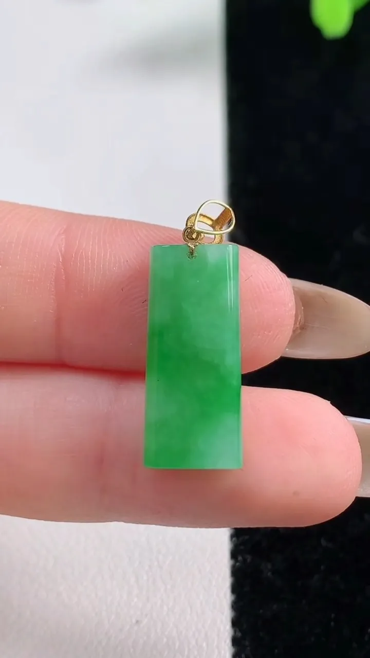 天然A货翡翠无事牌吊坠，尺寸20.4-8.7-3.7，重量:2.23g
11月10日