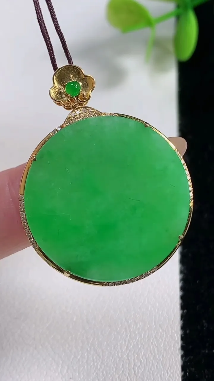 天然A货翡翠无事牌吊坠，尺寸36-27.7-4.9裸石25.4，重量:6.95g
11月10日