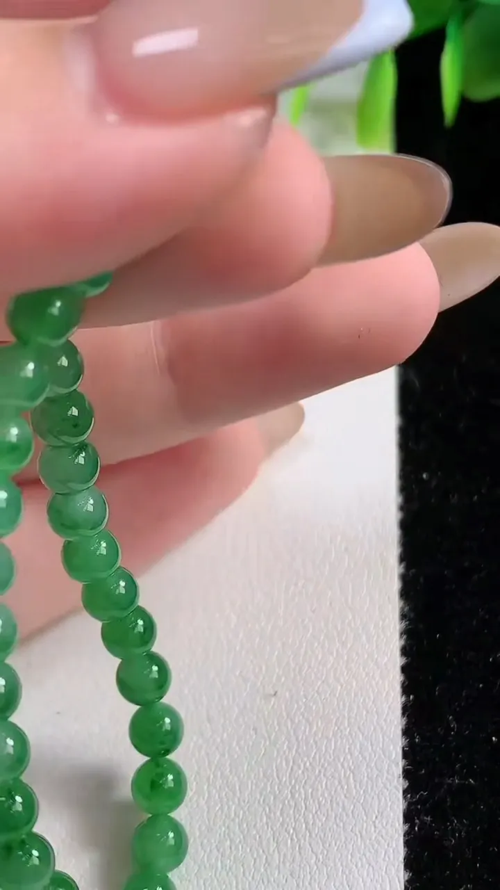 天然A货翡翠小米圆珠手串39颗，尺寸4.7，重量:7.87g11月10日
工厂直销收藏佳品,种好水足，色泽均匀，有种有色，上手高大气！