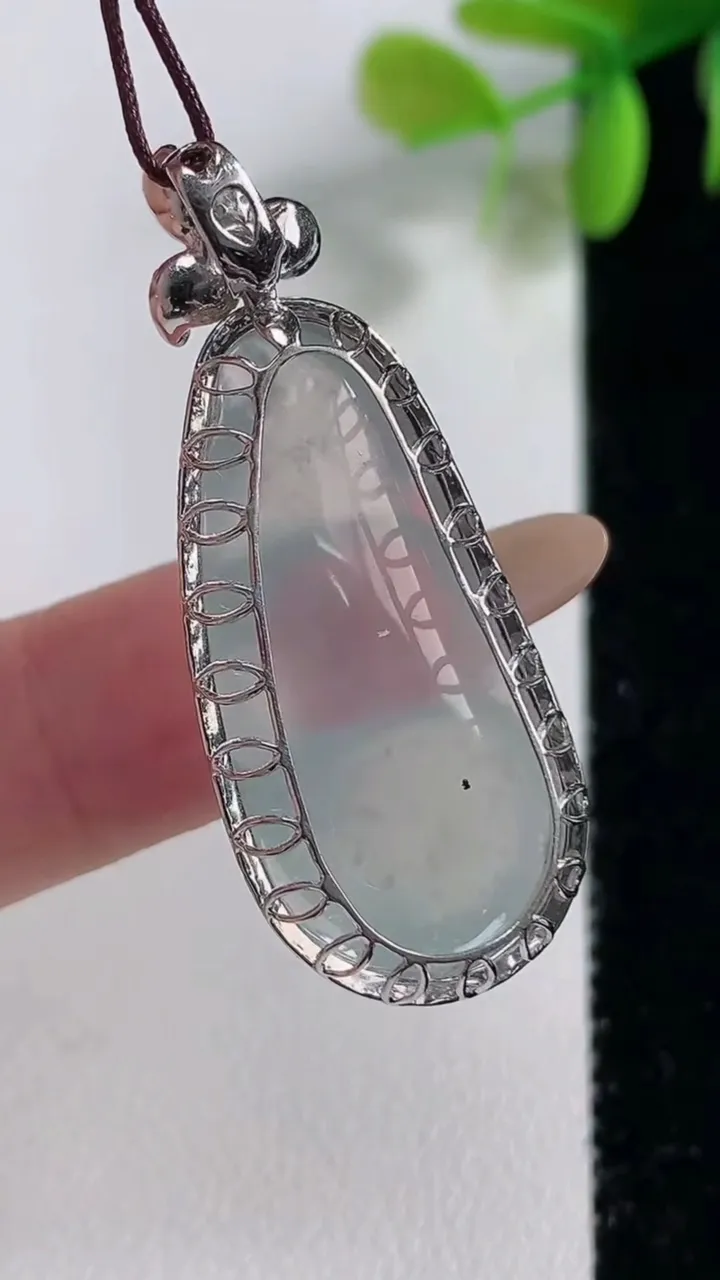 天然A货翡翠福豆吊坠，尺寸40-16.3-10裸石30.3-14.3，重量:7.06g
11月10日