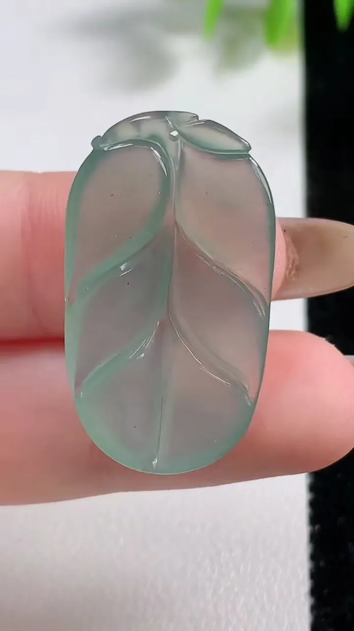 天然A货翡翠金枝玉叶 叶子镶嵌件，尺寸30.8-17.4-3.6，重量:3.76g
11月10日