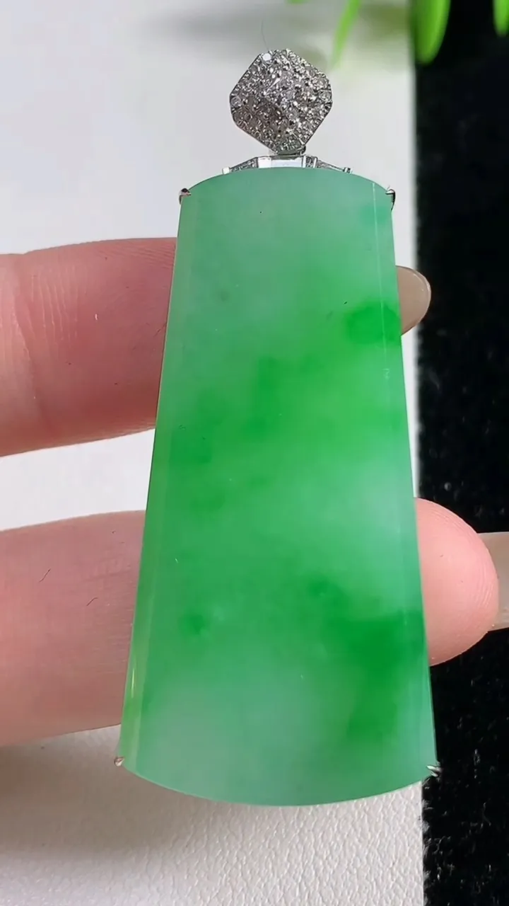 天然A货翡翠无事牌吊坠，尺寸54-44.7-22.7-7.1，重量:13.39g
11月10日