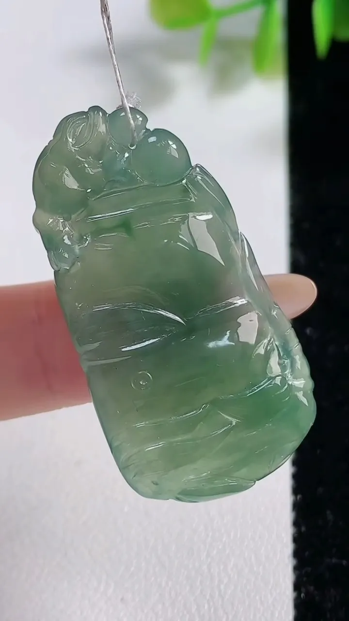 天然A货翡翠节节高升 竹节吊坠，尺寸40.5-19.8-4.3，重量:8.18g
11月10日
