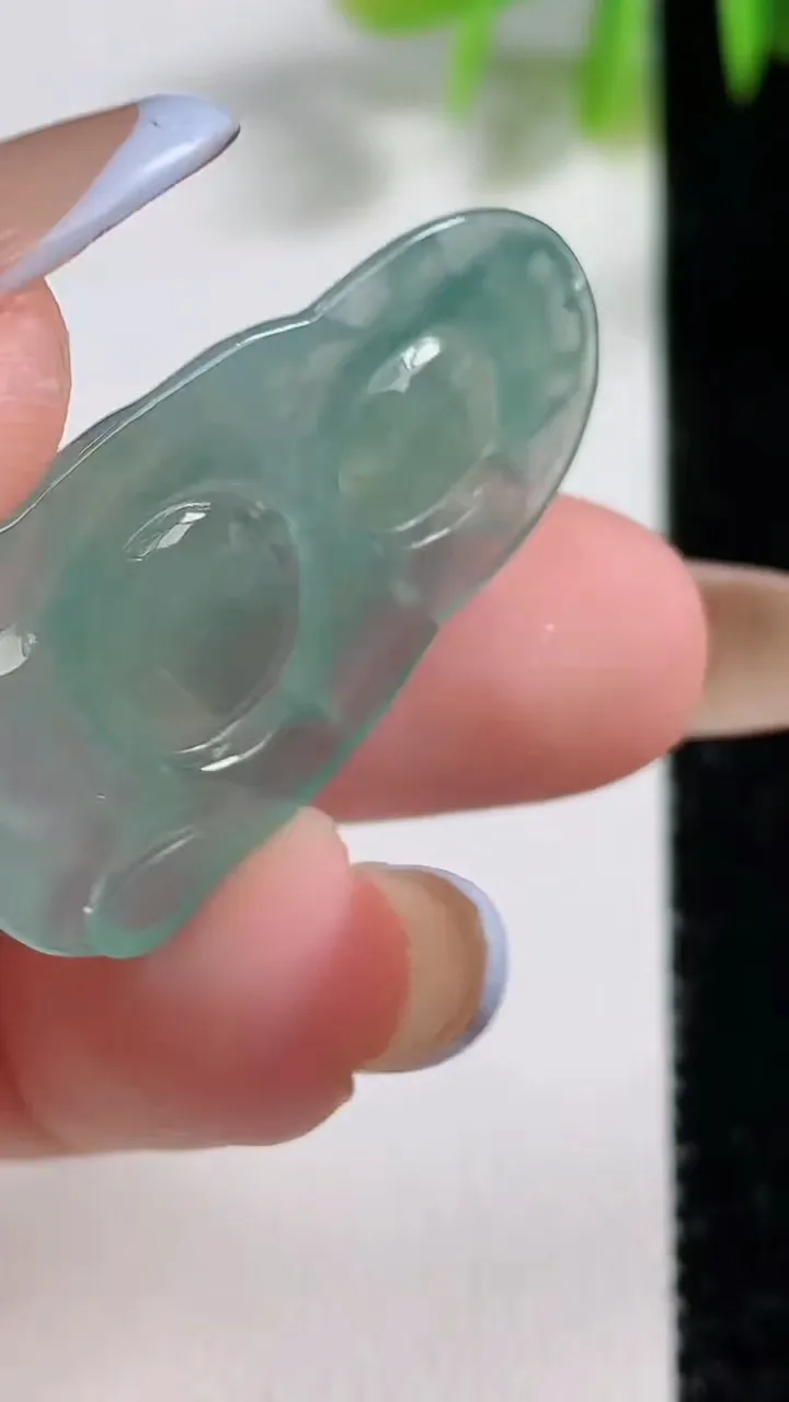 天然A货翡翠财神爷吊坠，尺寸34.7-18.8-3.2，重量:4.74g
11月10日