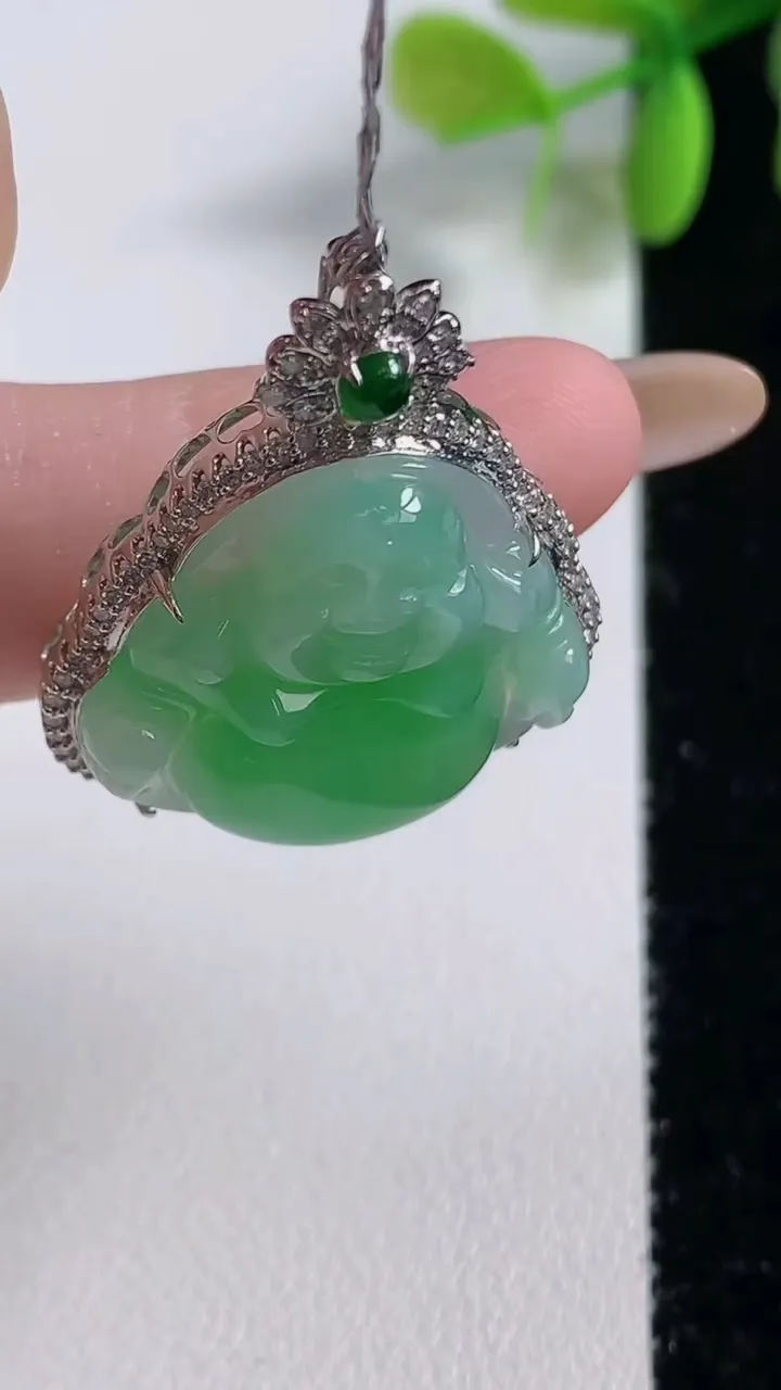 天然A货翡翠佛公吊坠，尺寸33-25.7-8.2裸石21.4-22.8，重量:6.44g
11月10日