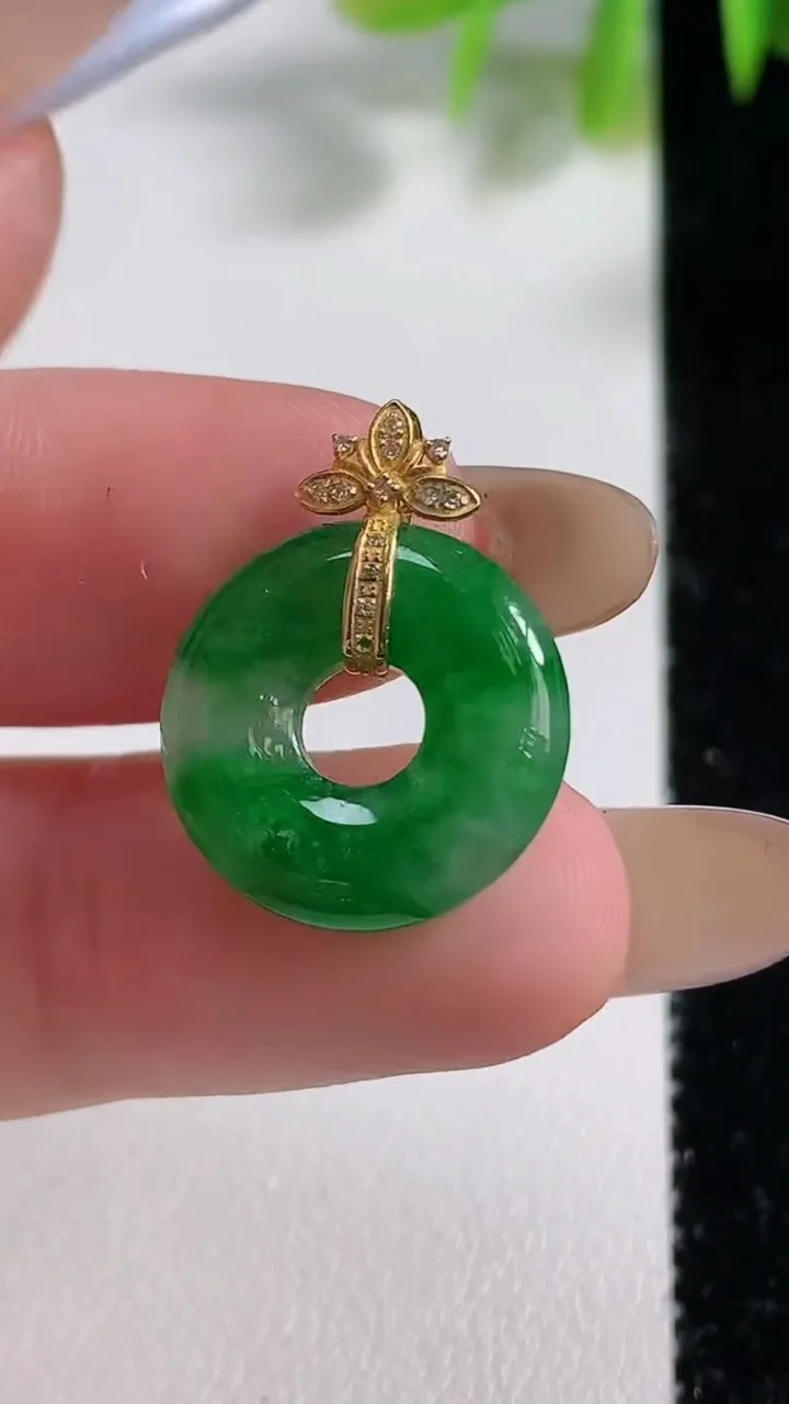 天然A货翡翠平安环吊坠，尺寸16-3.7，重量:2.00g
11月10日