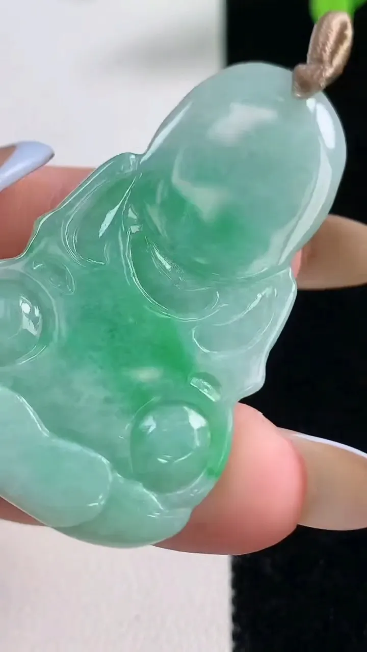 天然A货翡翠观音菩萨吊坠，尺寸46.3-26.6-7，重量:15.44g
11月10日