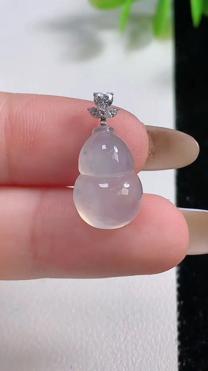 天然A货翡翠种飘花葫芦吊坠，尺寸15.7-11-5.8，重量:1.94g
11月10日