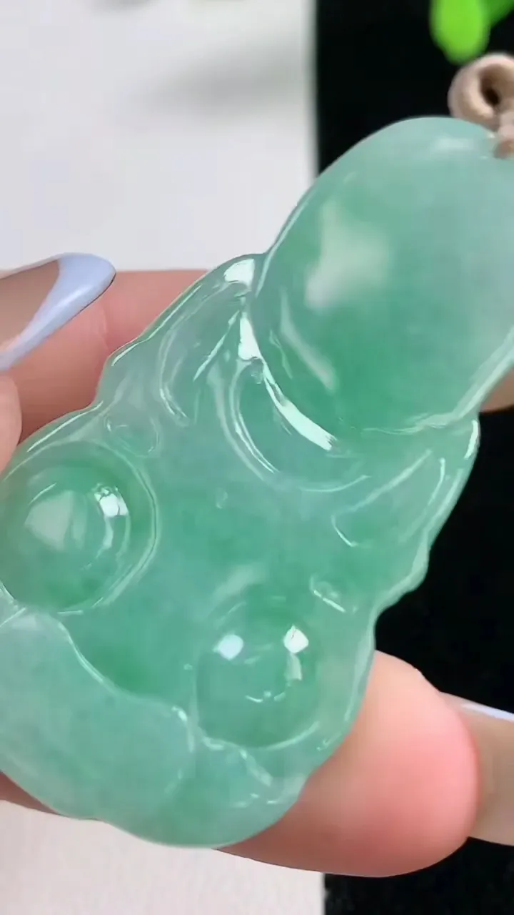 天然A货翡翠观音菩萨吊坠，尺寸49.5-25.7-7.6，重量:17.19g
11月10日