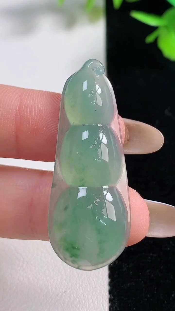 天然A货翡翠福豆吊坠，尺寸43-16-5.6，重量:6.48g
11月10日