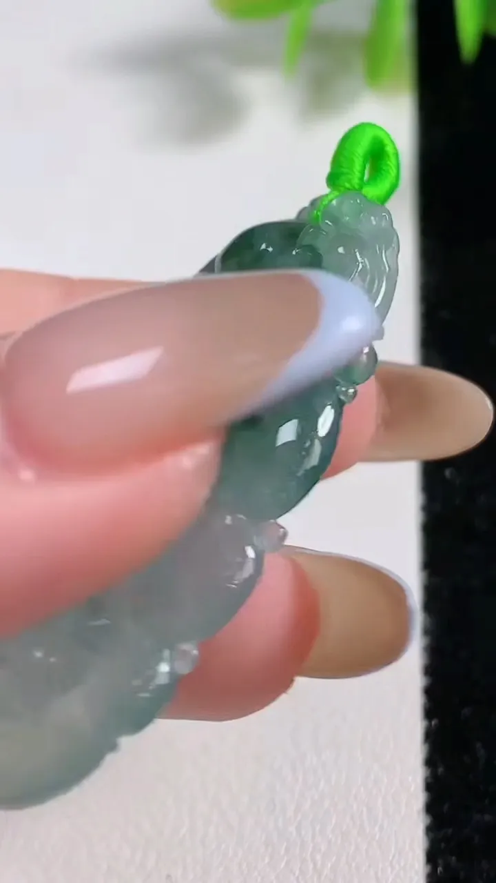 天然A货翡翠冰种飘花如意吊坠，尺寸46.2-24.5-4.6，重量:9.49g
11月10日