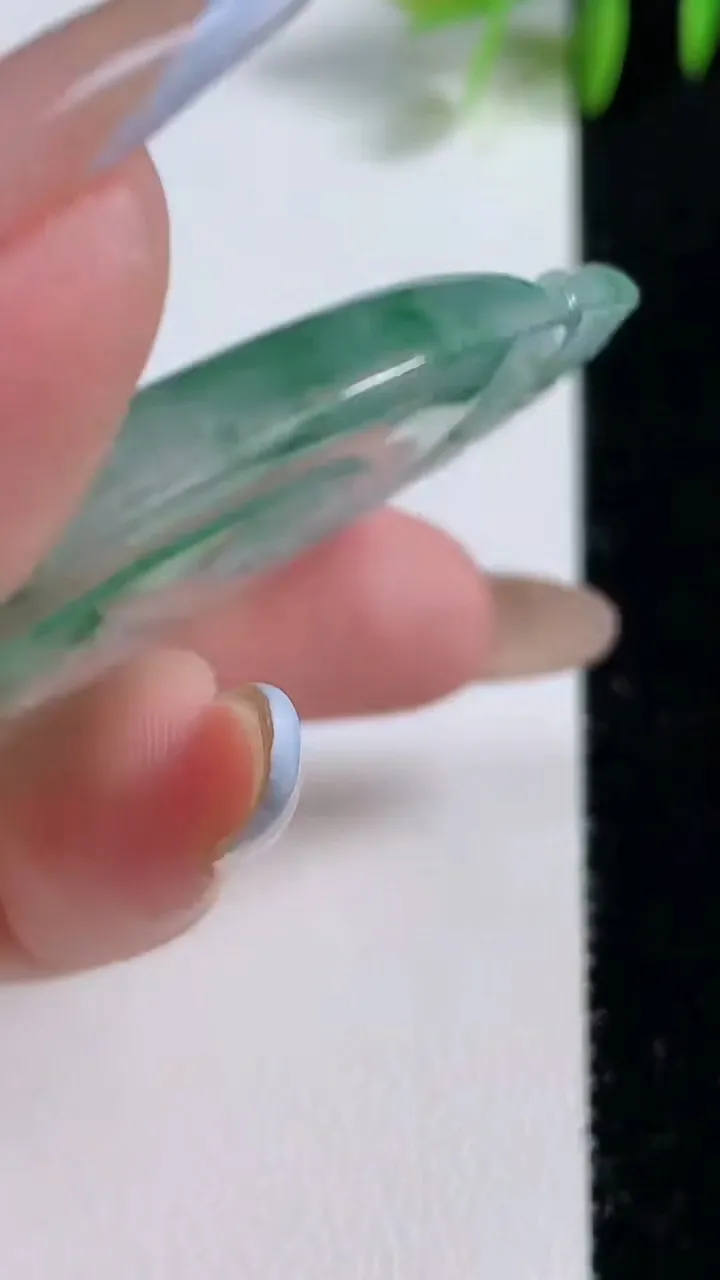 天然A货翡翠种飘花如意吊坠，尺寸49.8-39-5.6，重量:20.93g
11月10日