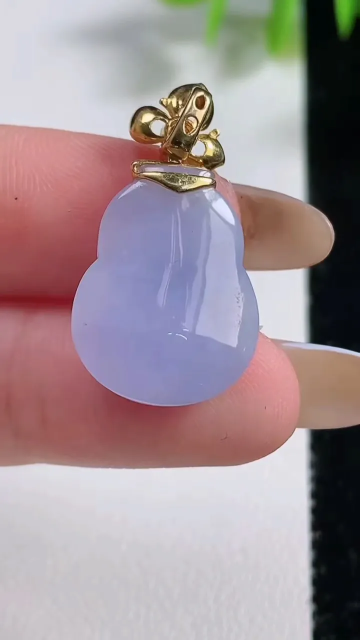 天然A货翡翠种紫罗兰葫芦吊坠，尺寸19-15.3-7.2，重量:4.29g
11月10日