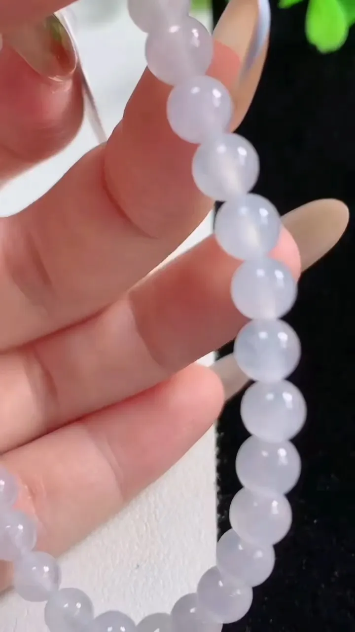 天然A货翡翠种白冰小米圆珠手串32颗，尺寸6，重量:12.20g11月10日
工厂直销收藏佳品,种好水足，色泽均匀，有种有色，上手高大气！