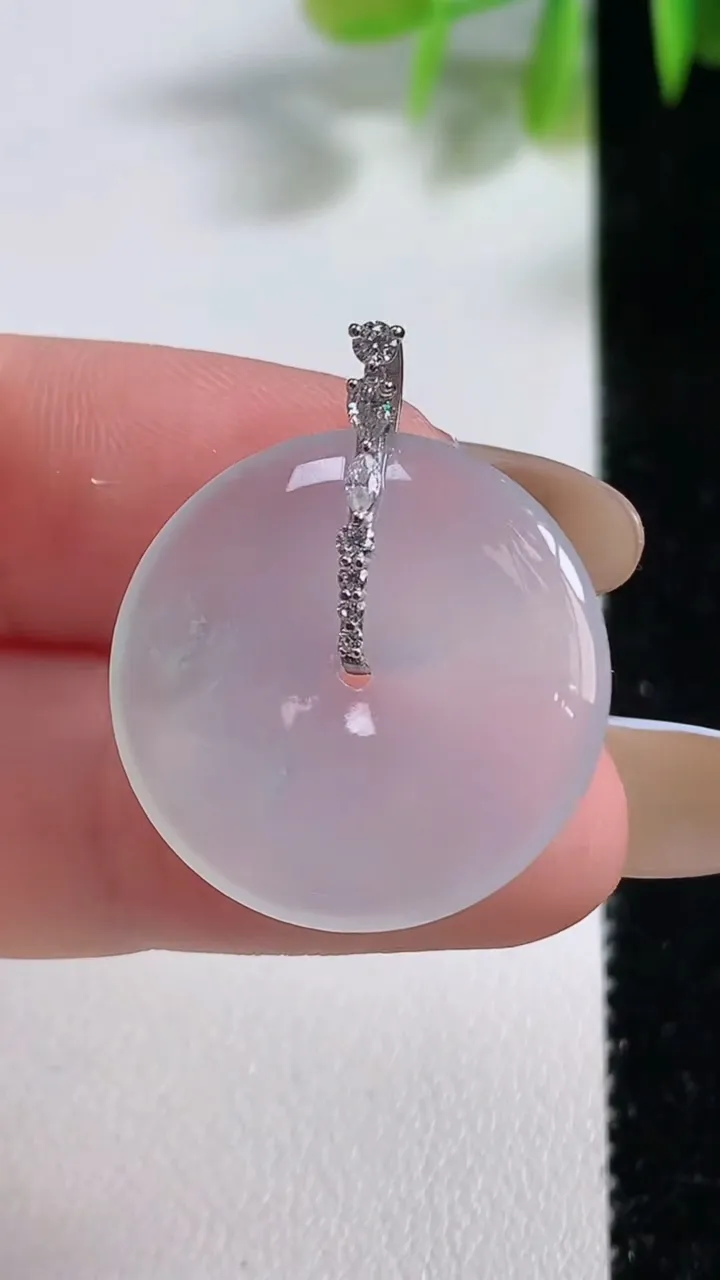 天然A货翡翠种白冰平安扣吊坠，尺寸22.7-3.6，重量:4.27g
11月10日