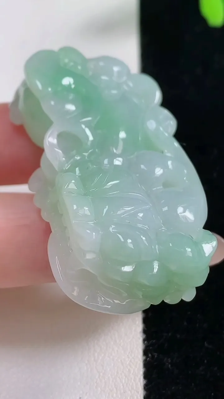 天然A货翡翠霸王貔貅吊坠，尺寸46.6-25-12，重量:35.81g
11月10日