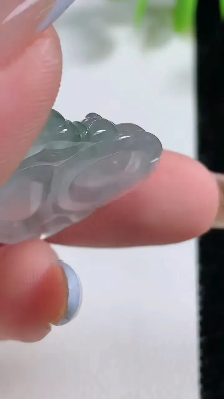 天然A货翡翠冰种飘花佛公吊坠，尺寸24.7-27.7-6.4，重量:6.47g
11月10日