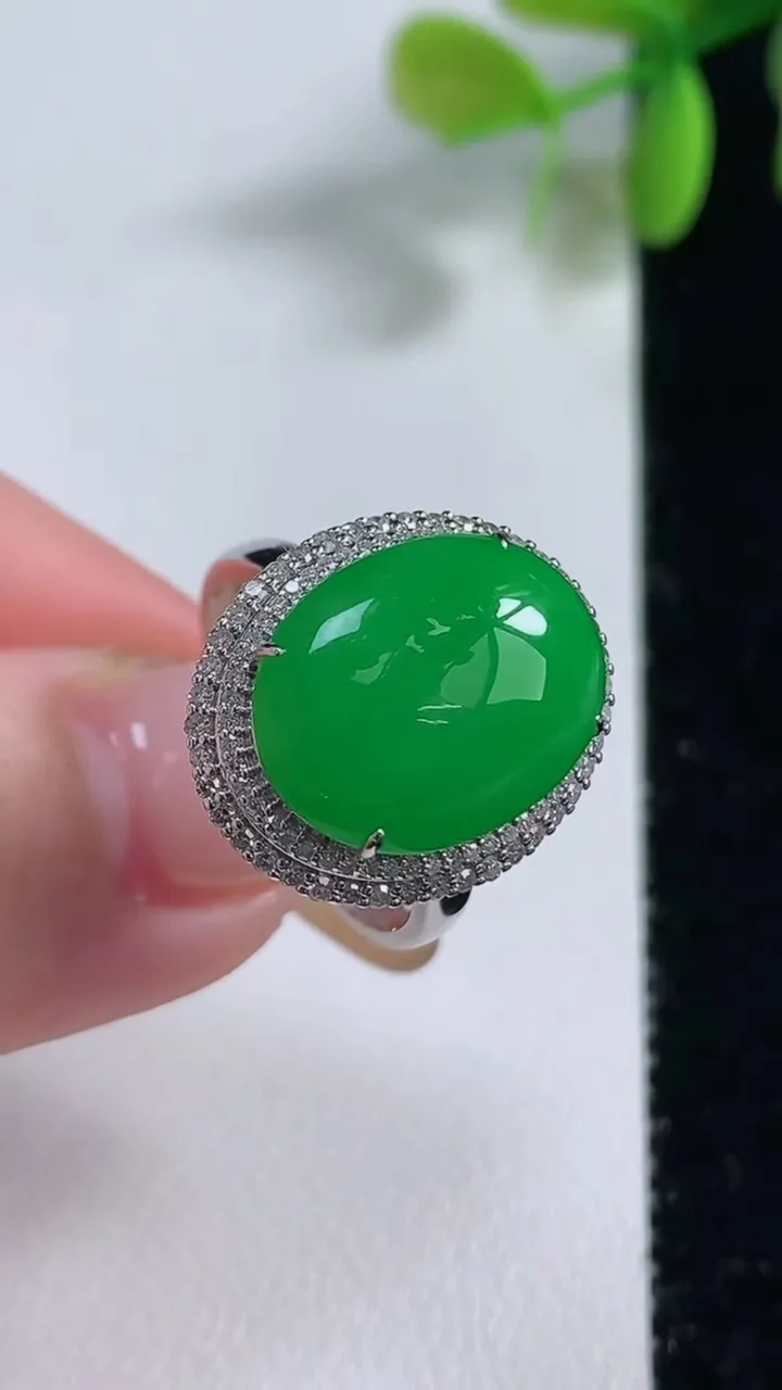 天然A货翡翠蛋面戒指，尺寸18-15.2-11.8-8.7，重量:4.54g2025年11月10日
工厂直销收藏佳品,种好水足，色泽均匀，有种有色，上手高大气！