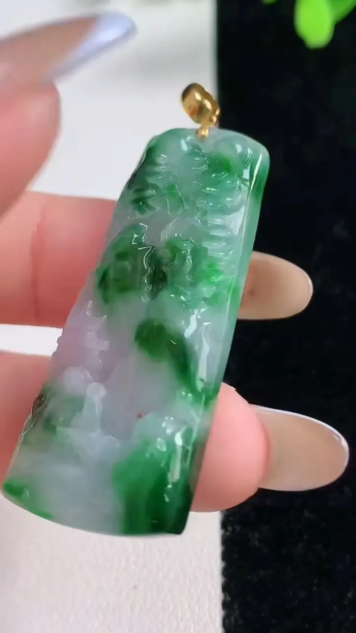 天然A货翡翠山水牌吊坠，尺寸44.2-19.4-5.8，重量:10.64g
11月10日