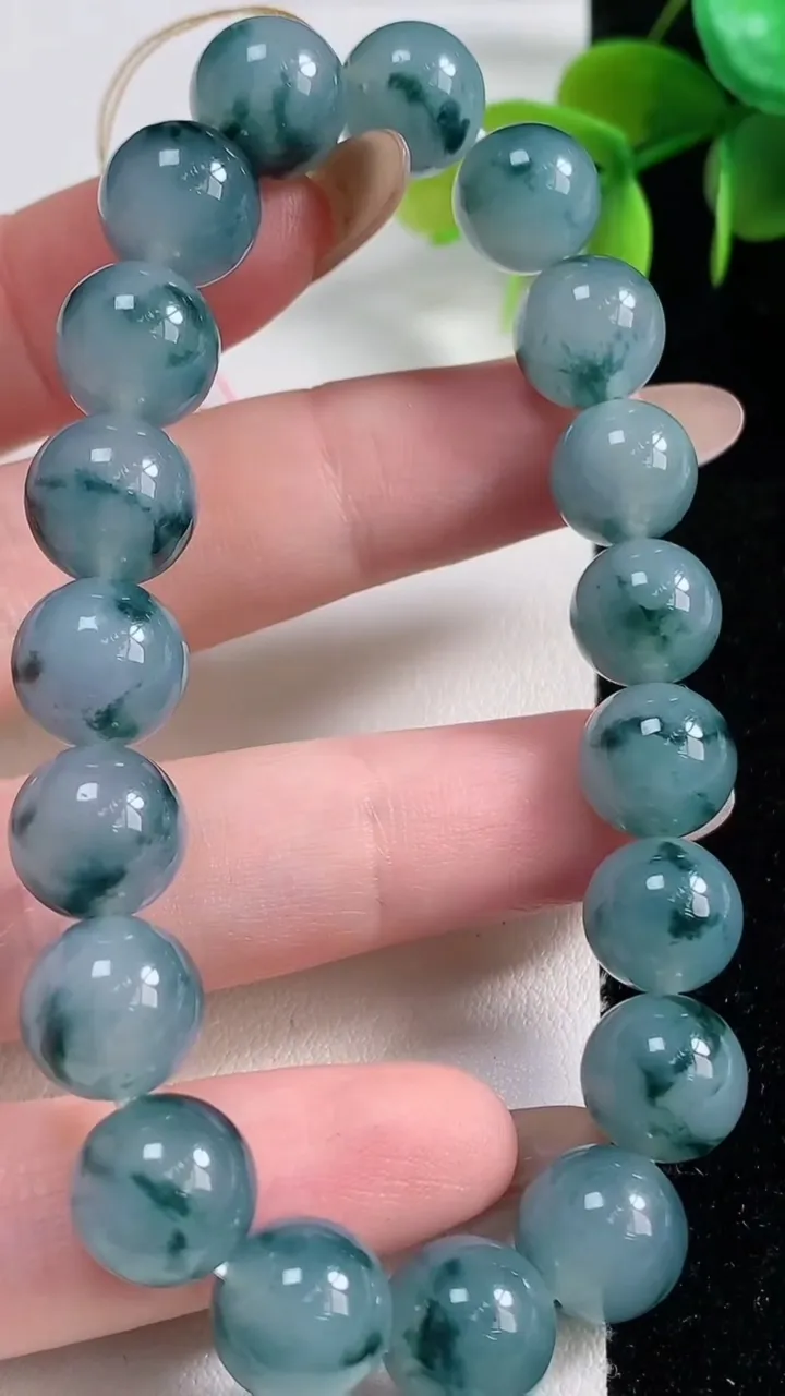 天然A货翡翠种飘花圆珠手串19颗，尺寸10.2，重量:35.51g11月10日
工厂直销收藏佳品,种好水足，色泽均匀，有种有色，上手高大气！