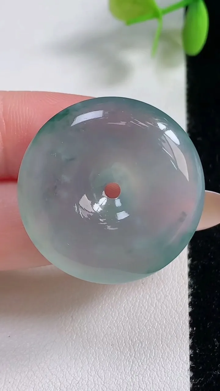 天然A货翡翠种飘花平安扣吊坠，尺寸30.4-7.4，重量:13.63g
11月10日