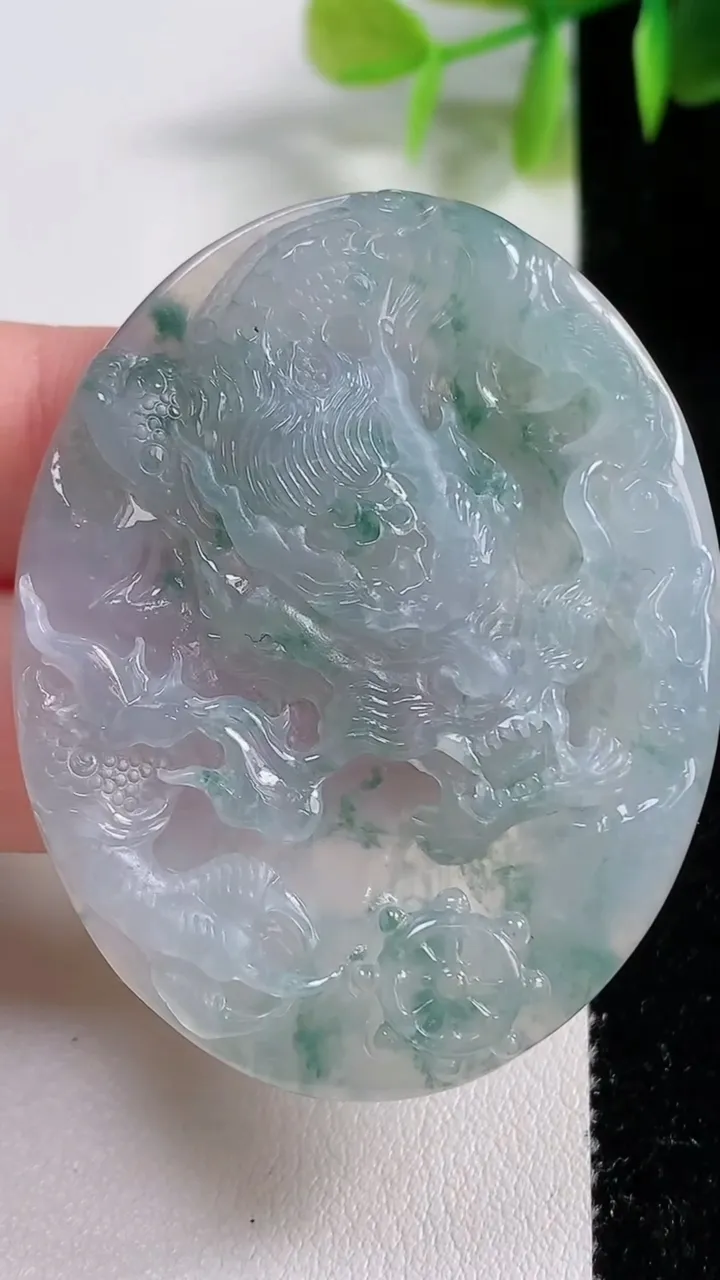 天然A货翡翠冰种飘花龙牌吊坠，尺寸51-40.2-6.4，重量:21.89g
11月10日