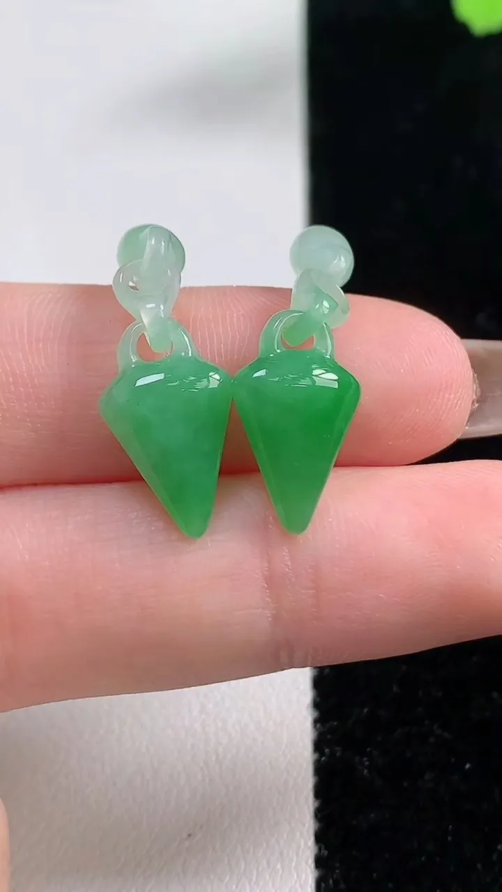 天然A货翡翠随形吊坠一对，尺寸27-9.4-4.7，重量:2.53g
11月10日