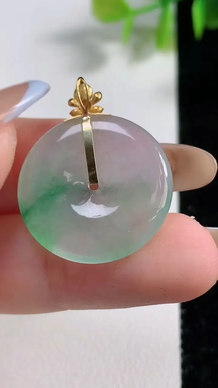 天然A货翡翠种飘花平安扣吊坠，尺寸22.8-3.5，重量:4.22g
11月10日