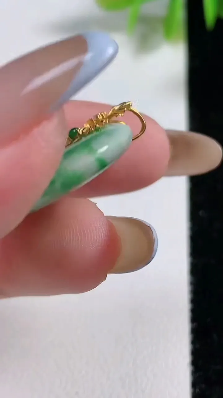 天然A货翡翠平安扣吊坠，尺寸24.2-4.9，重量:6.62g
11月10日