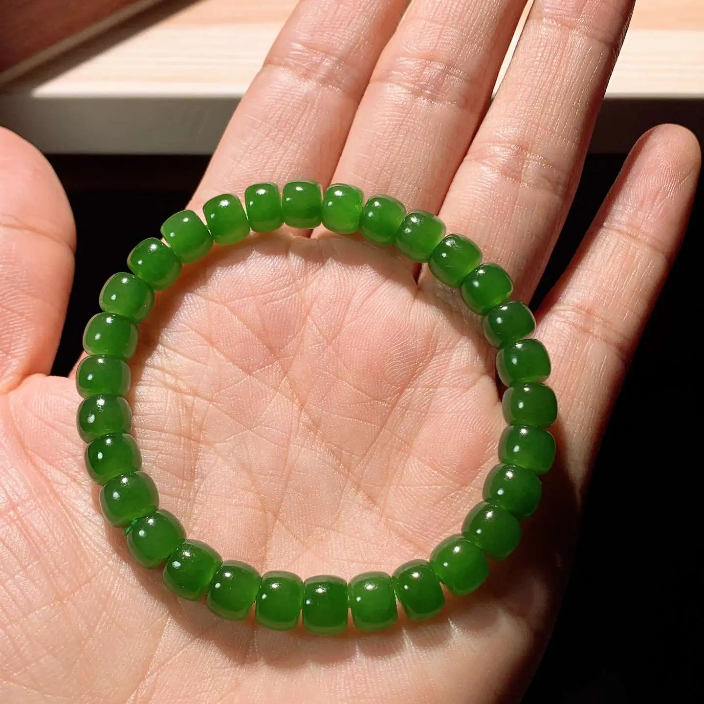 和田玉鲜阳绿俄罗斯碧玉老型珠手串 单颗尺寸6/8重16.5克。玉质细腻油润。手推出油。佩戴高端典雅。lt251107