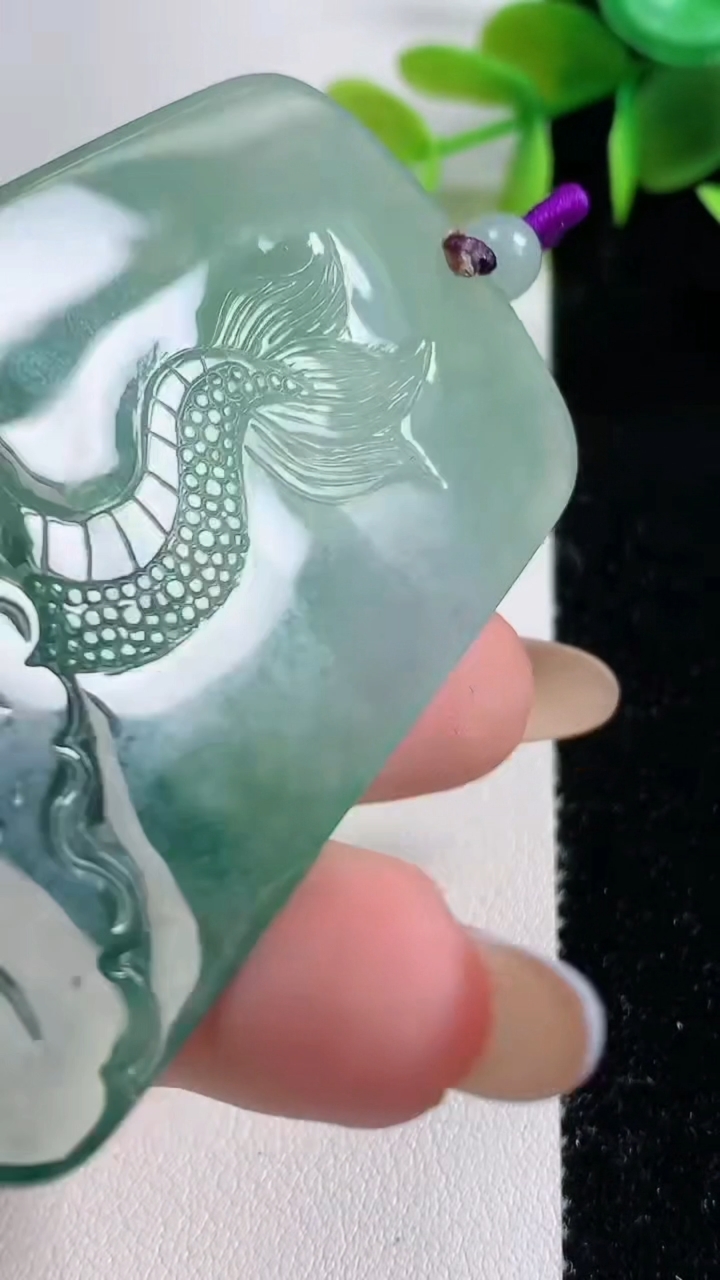 天然A货翡翠冰种飘花祥龙观音菩萨吊坠，尺寸68.8-42-6.6，重量:38.23g
11月10日