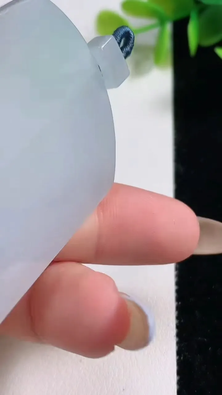 天然A货翡翠无事牌吊坠，尺寸52.7-40.2-6，重量:34.61g
11月10日