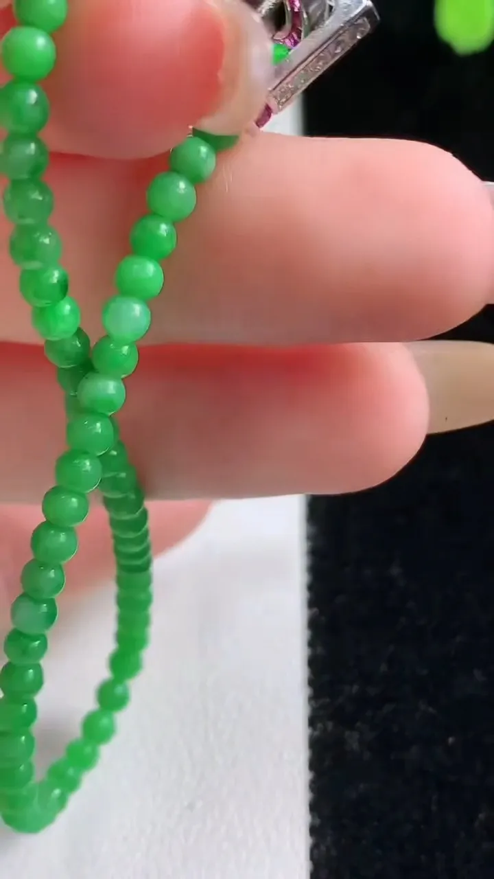 天然A货翡翠小米圆珠手串56颗，尺寸3.1，重量:4.98g11月10日
工厂直销收藏佳品,种好水足，色泽均匀，有种有色，上手高大气！