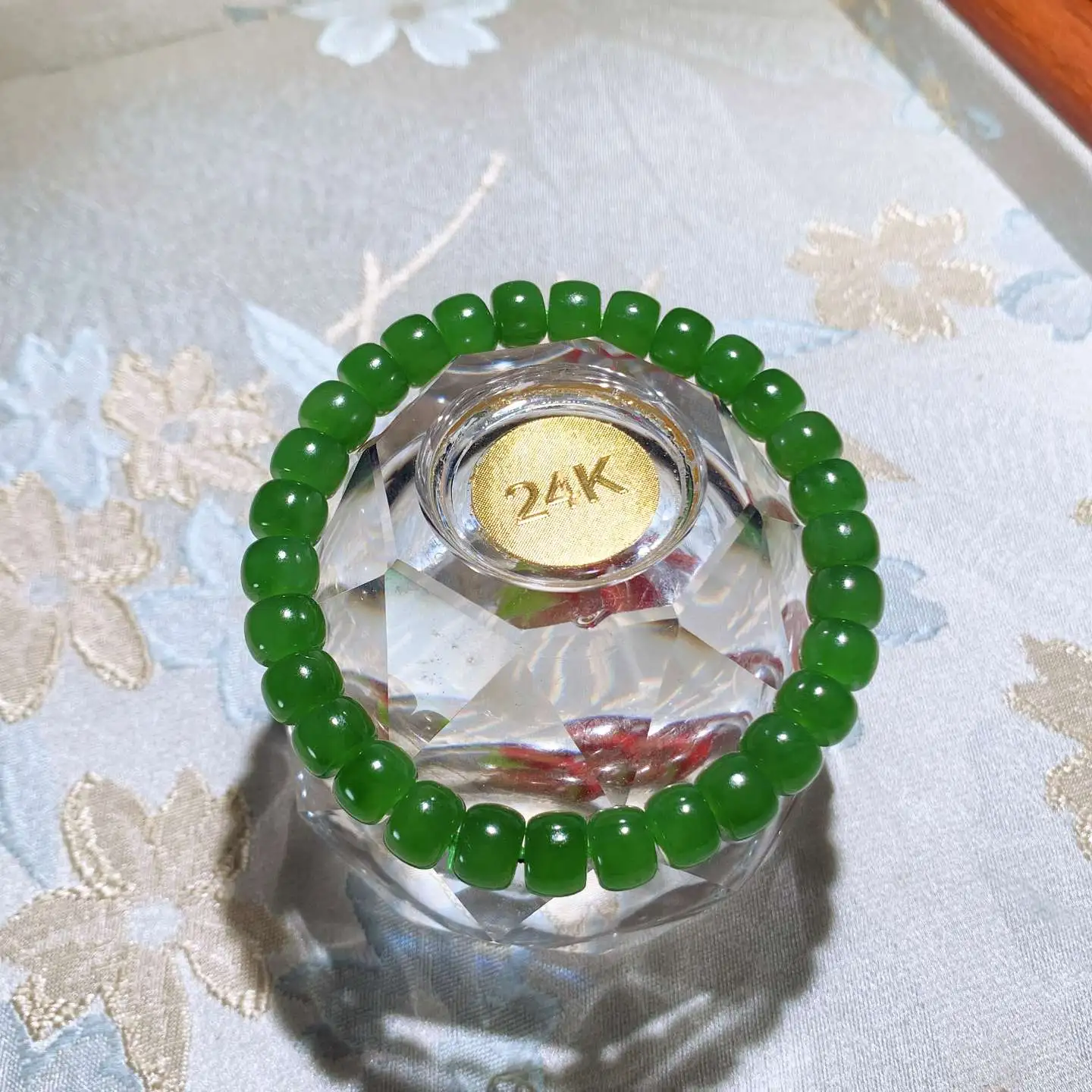 和田玉鲜阳绿俄罗斯碧玉老型珠手串 单颗尺寸6/8重16.5克。玉质细腻油润。手推出油。佩戴高端典雅。lt251107