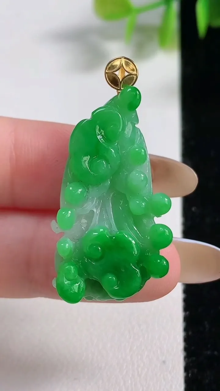 天然A货翡翠白菜吊坠，尺寸33.6-16.4-9.1，重量:8.85g
11月10日