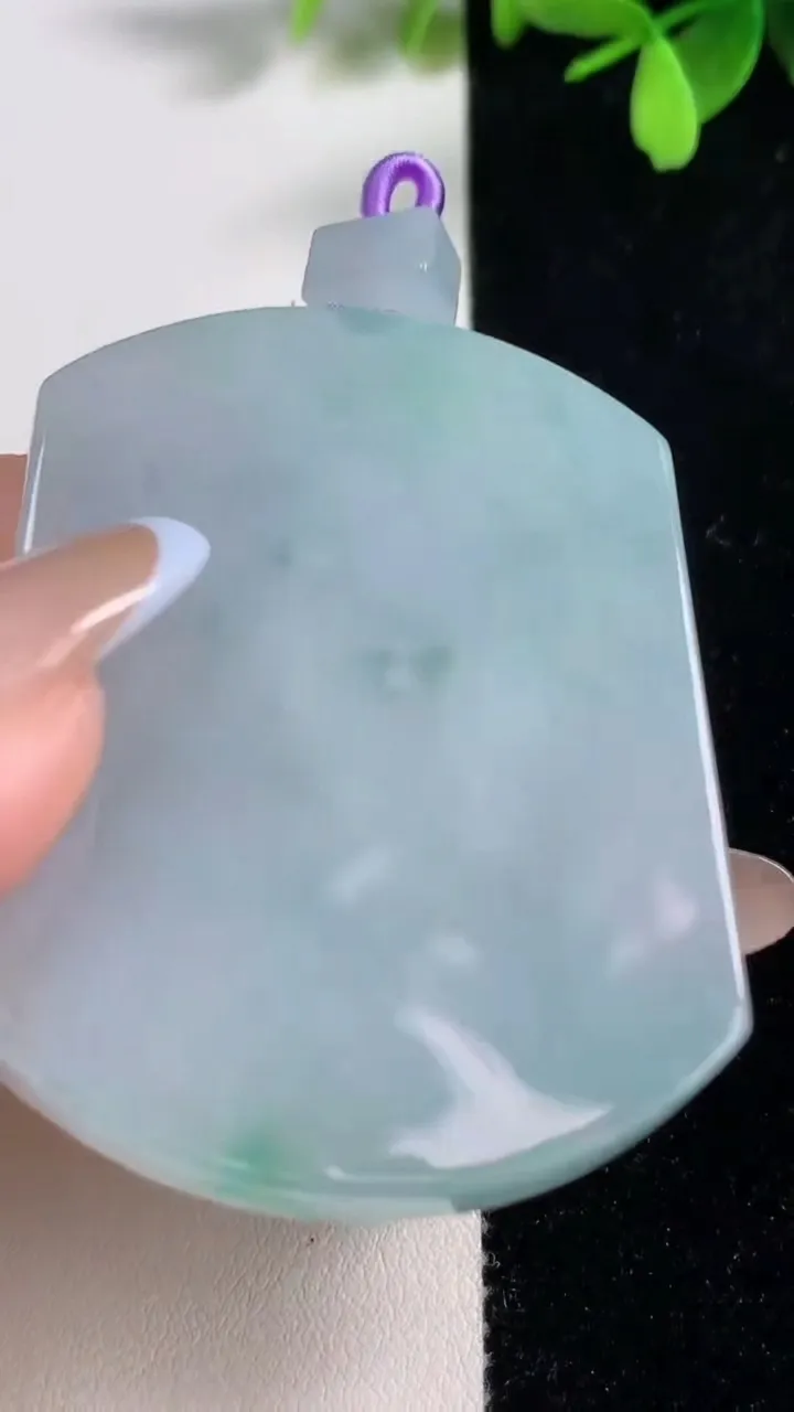 天然A货翡翠冰种飘花无事牌吊坠，尺寸56.4-42.3-6，重量:41.41g
11月10日