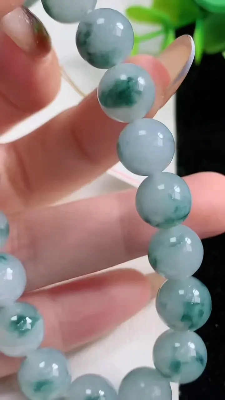 天然A货翡翠种飘花圆珠手串19颗，尺寸10，重量:33.96g11月10日
工厂直销收藏佳品,种好水足，色泽均匀，有种有色，上手高大气！