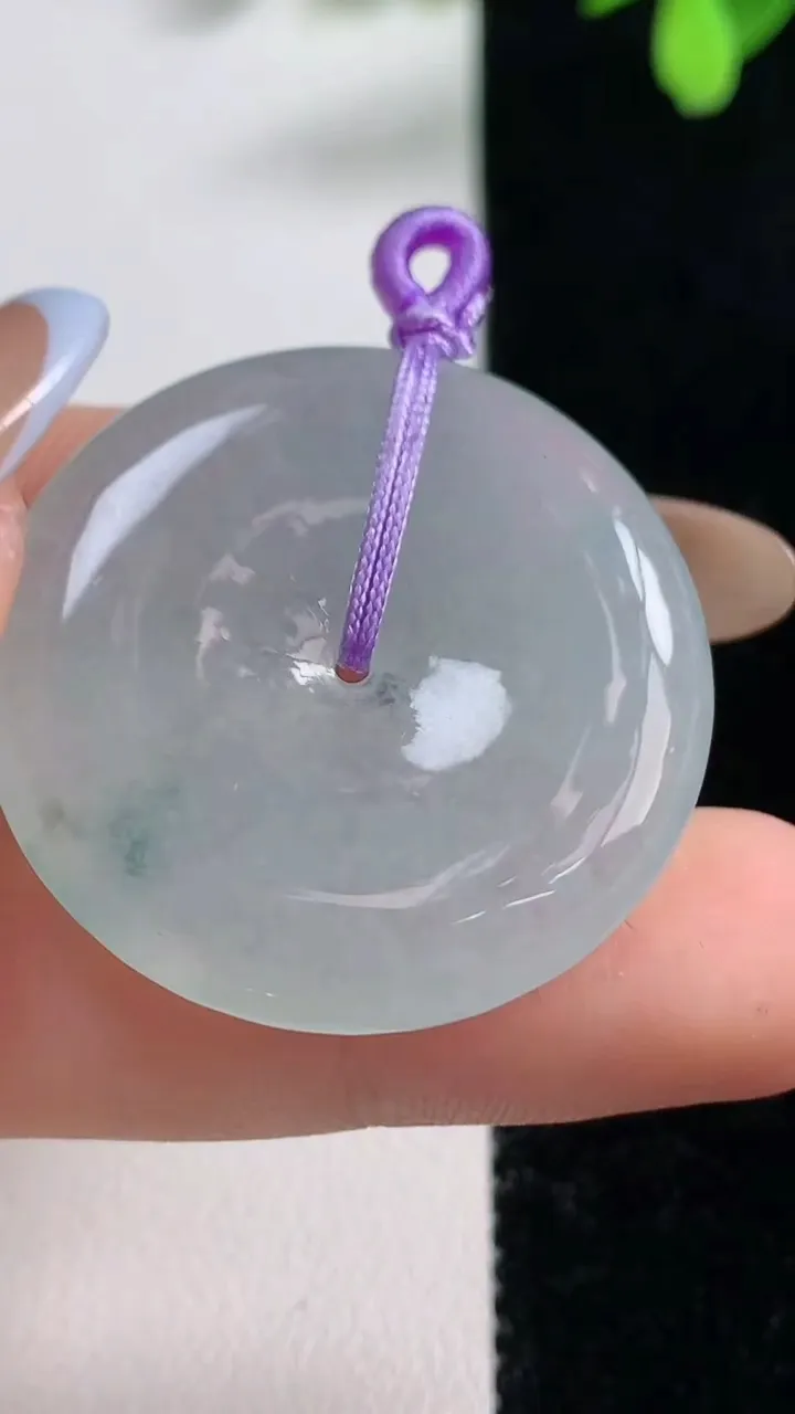 天然A货翡翠冰种飘花平安扣吊坠，尺寸32.6-5.3，重量:12.36g
11月10日