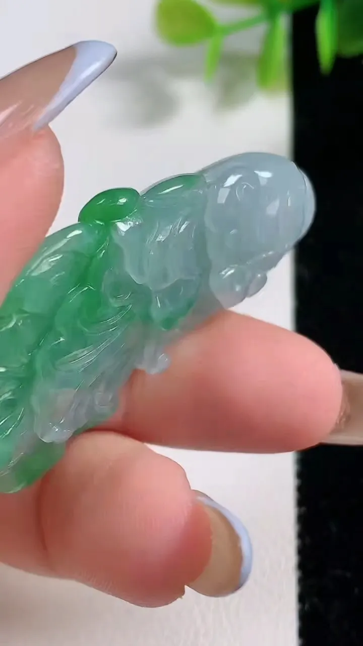 天然A货翡翠白菜吊坠，尺寸48.8-25.5-12，重量:21.17g
11月10日