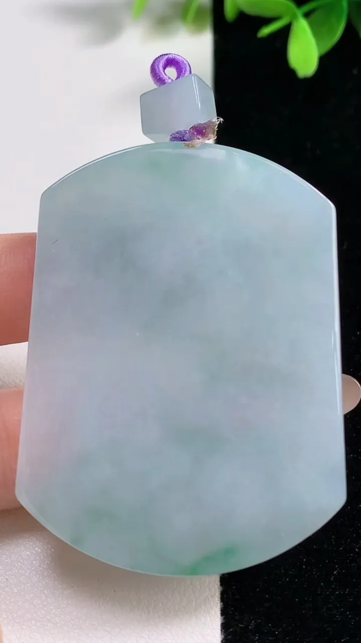 天然A货翡翠冰种飘花无事牌吊坠，尺寸56.4-42.3-6，重量:41.41g
11月10日