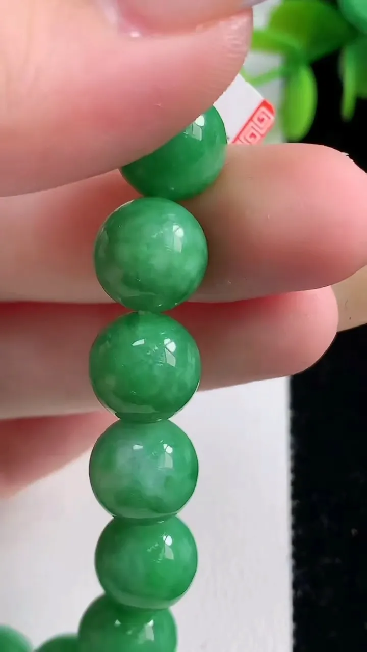 天然A货翡翠圆珠手串19颗，尺寸10.5，重量:38.52g11月10日
工厂直销收藏佳品,种好水足，色泽均匀，有种有色，上手高大气！
