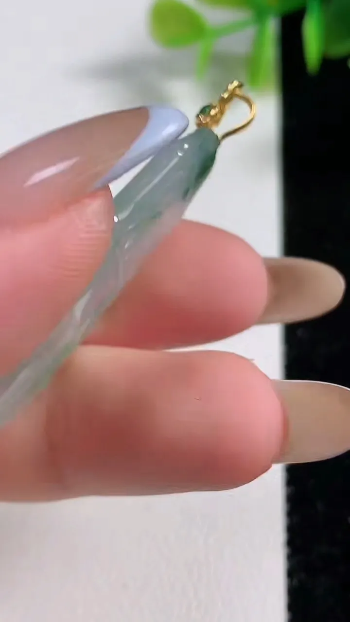 天然A货翡翠种飘花节节高升 竹节吊坠，尺寸40.8-18.7-3.8，重量:7.57g
11月10日